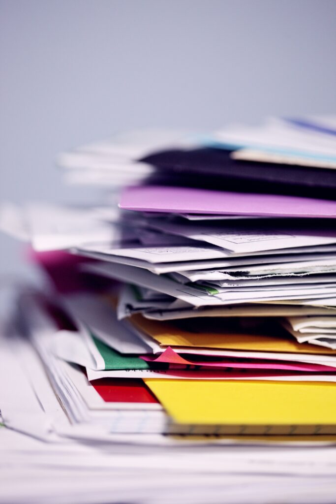 pile de dossiers et papiers