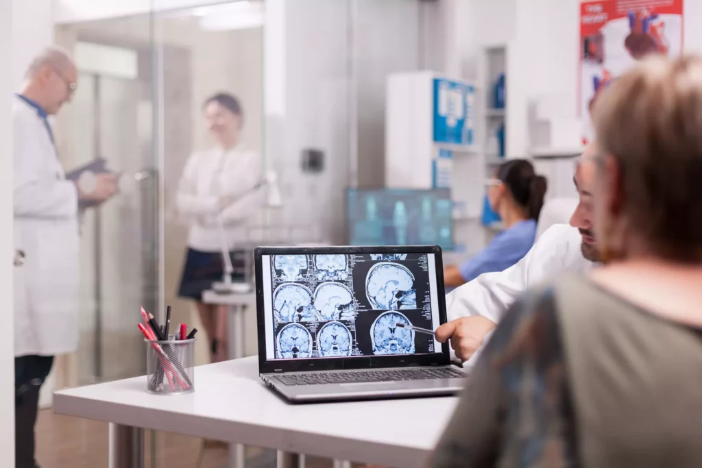 hopital-ordinateur-resultat-cerveau-humain