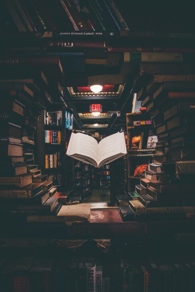 vue d'un livre flottant dans une bibliotheque